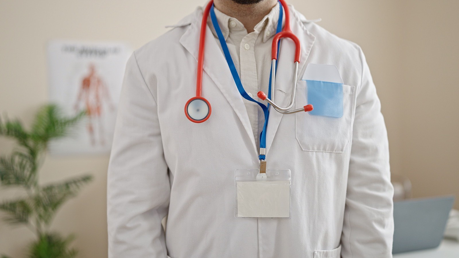 Jaleco de médico com estetoscópio e crachá em branco, sem nome nem título de especialista
